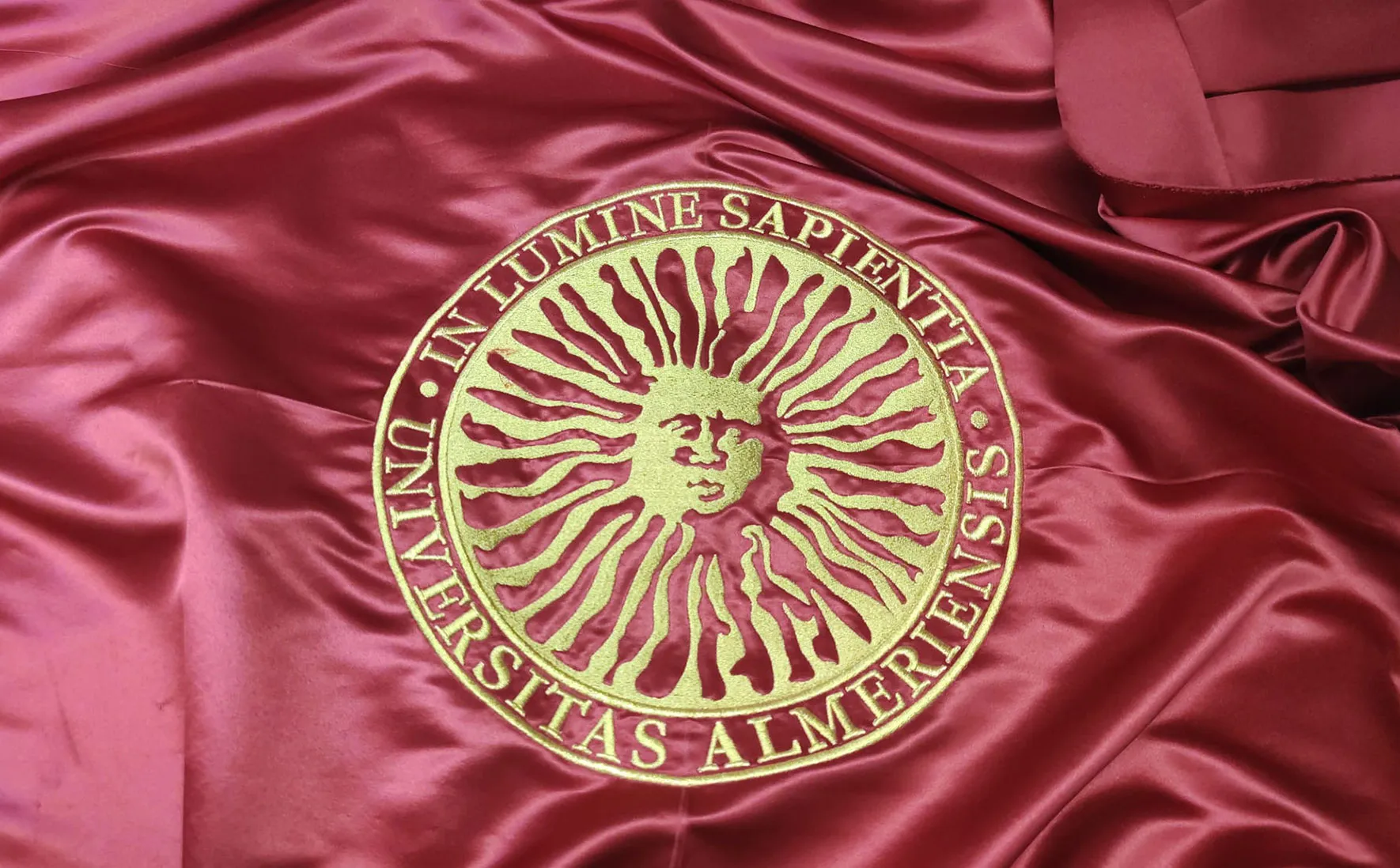 Escudo de la Universidad de Almería bordado