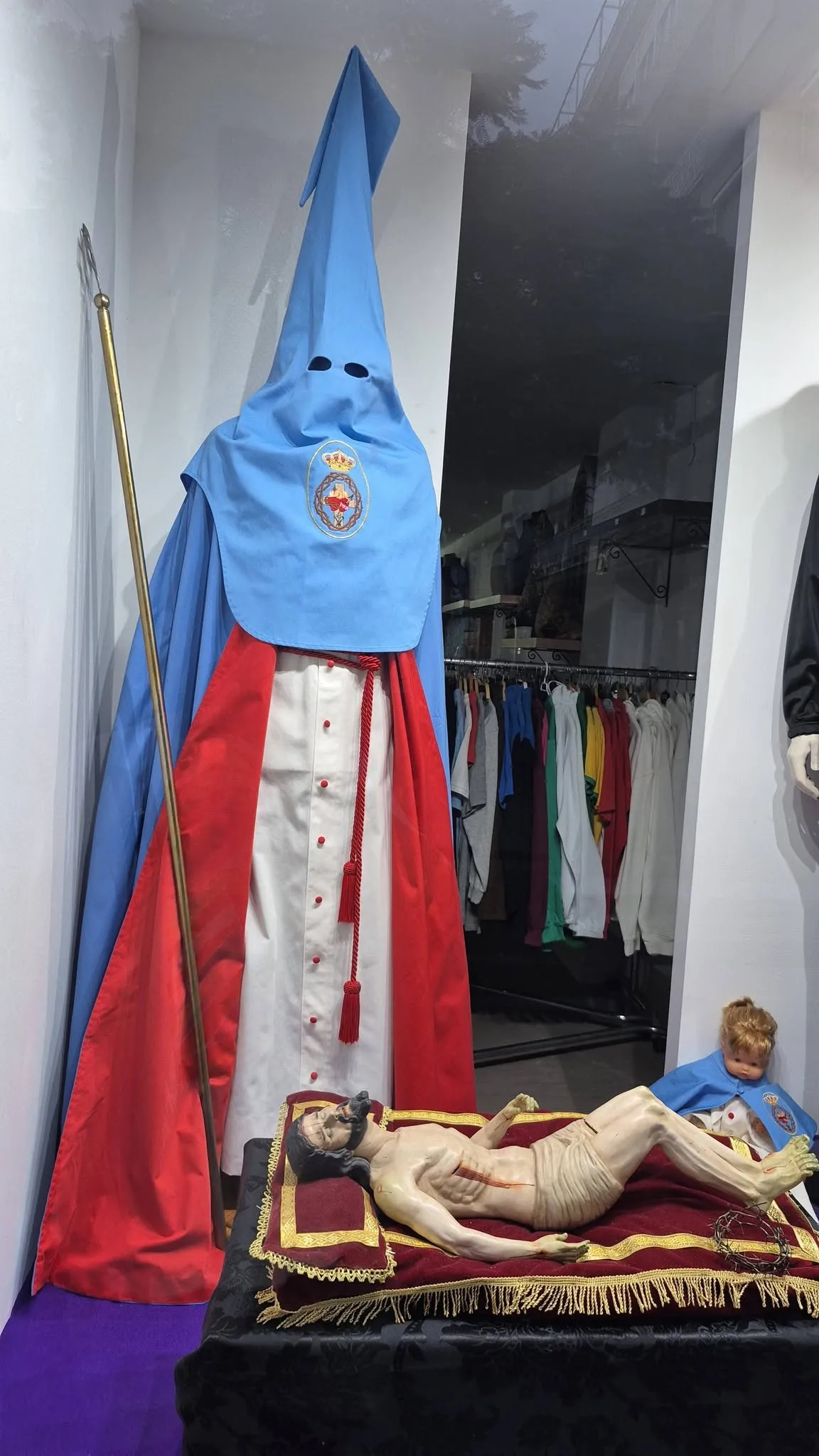 Túnica de penitente en escaparate